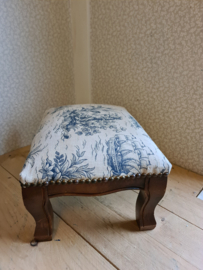 Oud voetenbankje toile de jouy stof