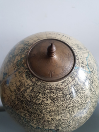 Wereldbol op voet