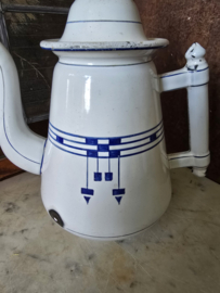 Oude emaille koffiepot schaats handvat