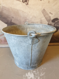Oude zinken emmer