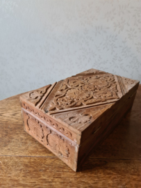 Oude houten bewerkte kist bloem