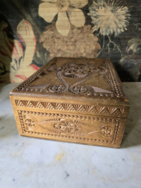 Oude bewerkte houten kist
