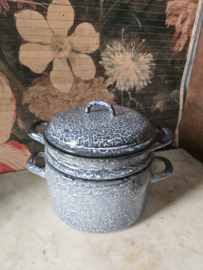 Grijs gewolkte emaille stoompan