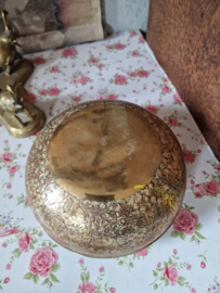 Grote koperen rozenbowl rozensteker gedragen door drie olifanten