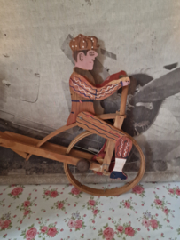 Oude houten duwfiets man rinkelbel