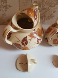 Oude Engelse theepot en roomkan bursley ware
