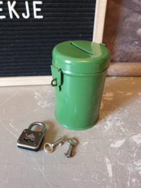 Oud groen blikken spaarpotje