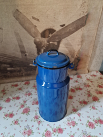 Blauw emaille melkbus