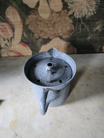 Grijs gewolkte emaille melkkoker