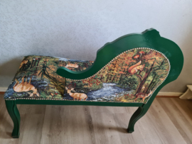 Oud bankje sofa bosdieren