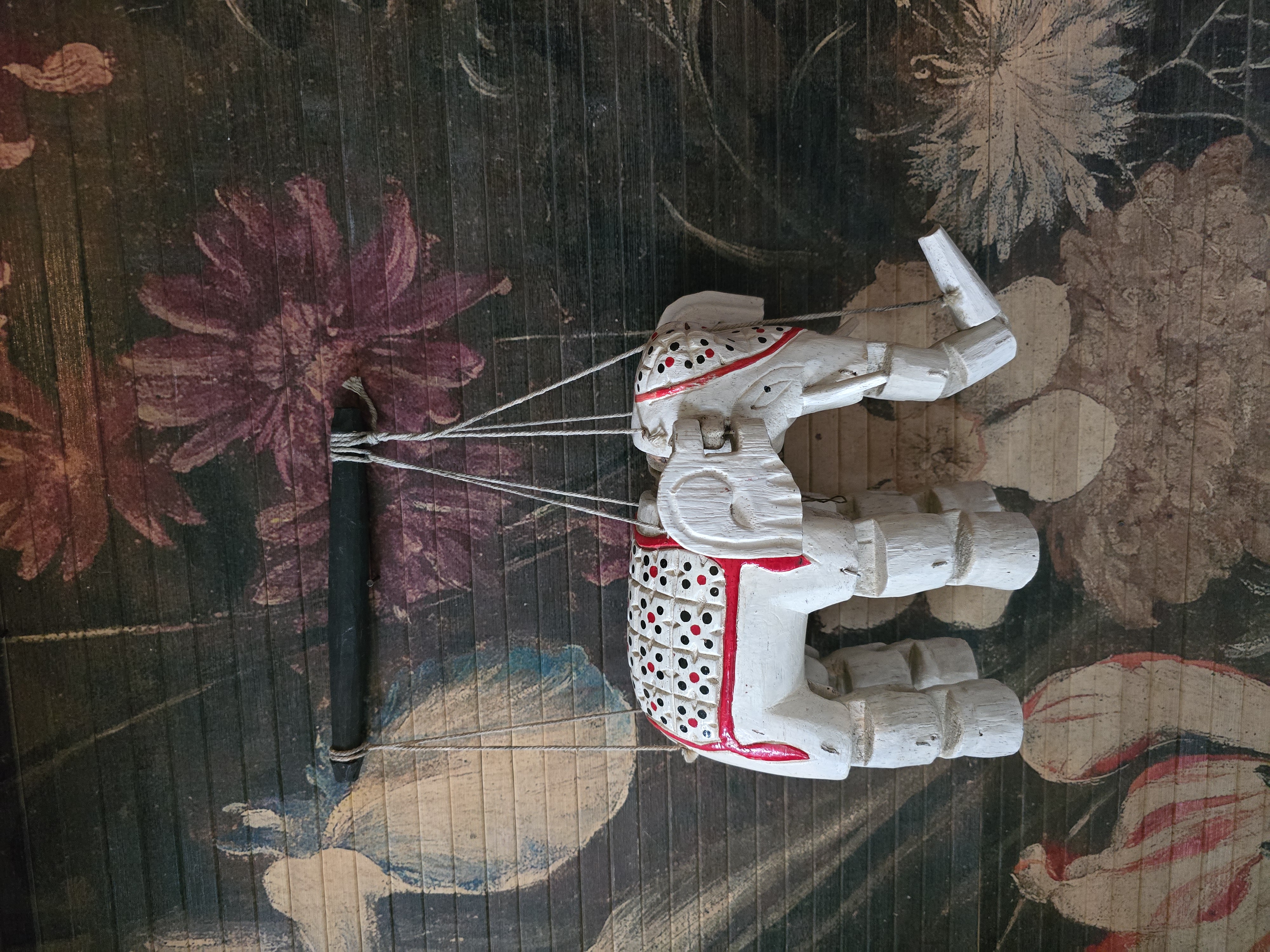 Oude houten marionetten olifant