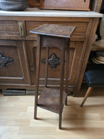 Oud houten plantentafeltje