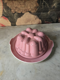 Roze puddingvorm met onderbord Sphinx maastricht