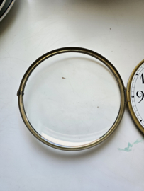 Oude wijzerplaat klok bolglas
