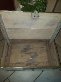 Oude stoere houten legerkist salontafel