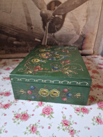 Oud groen beschilderde houten kist