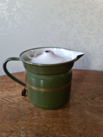 Donkergroen emaille melkkoker