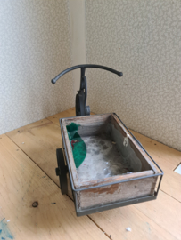 Ijzeren fietsje met houten kist plantenbak