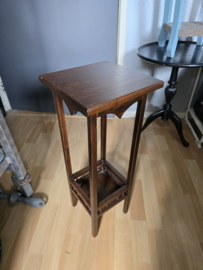 Oud houten plantentafeltje