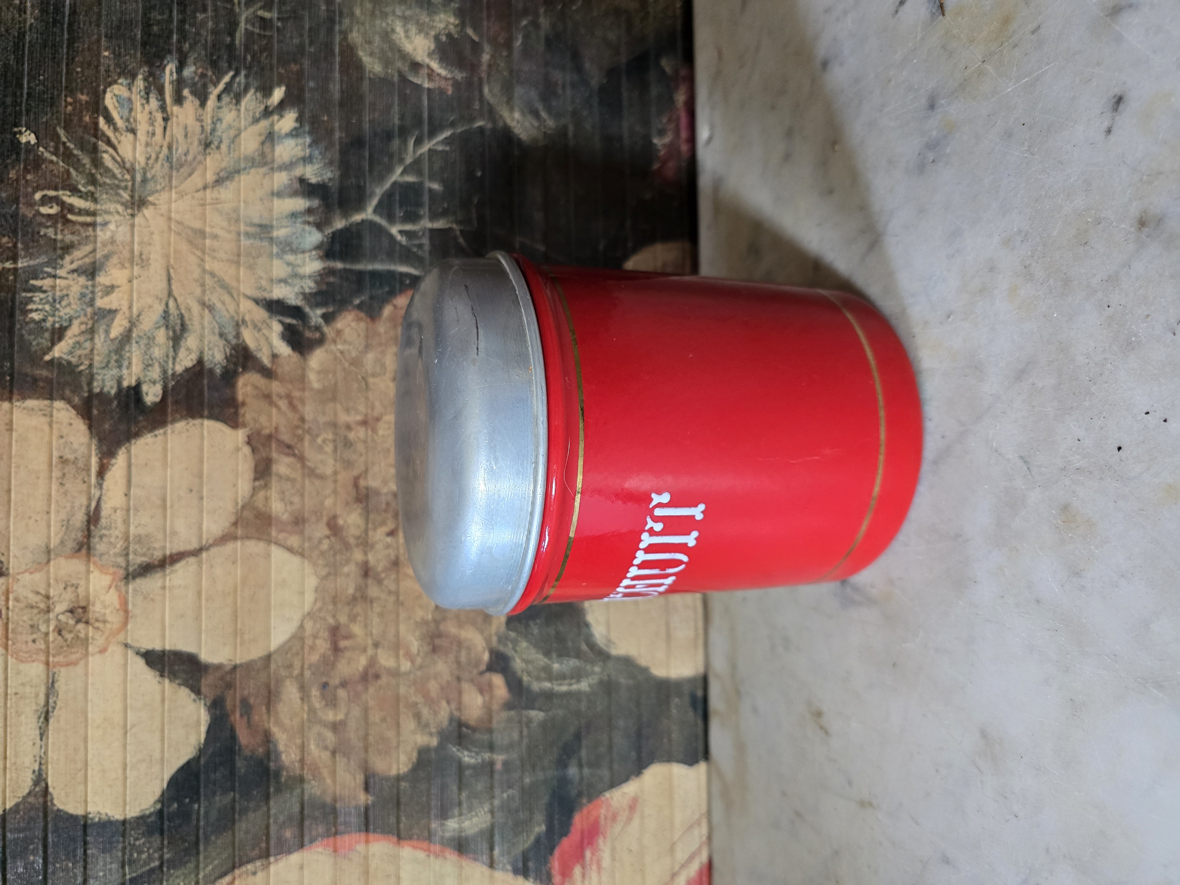 Rood emaille beschuitbus