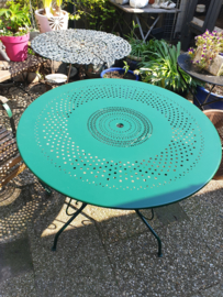Groen metalen ronde tuintafel