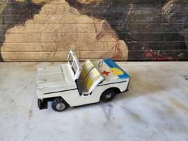 Oud blikken ambulance auto