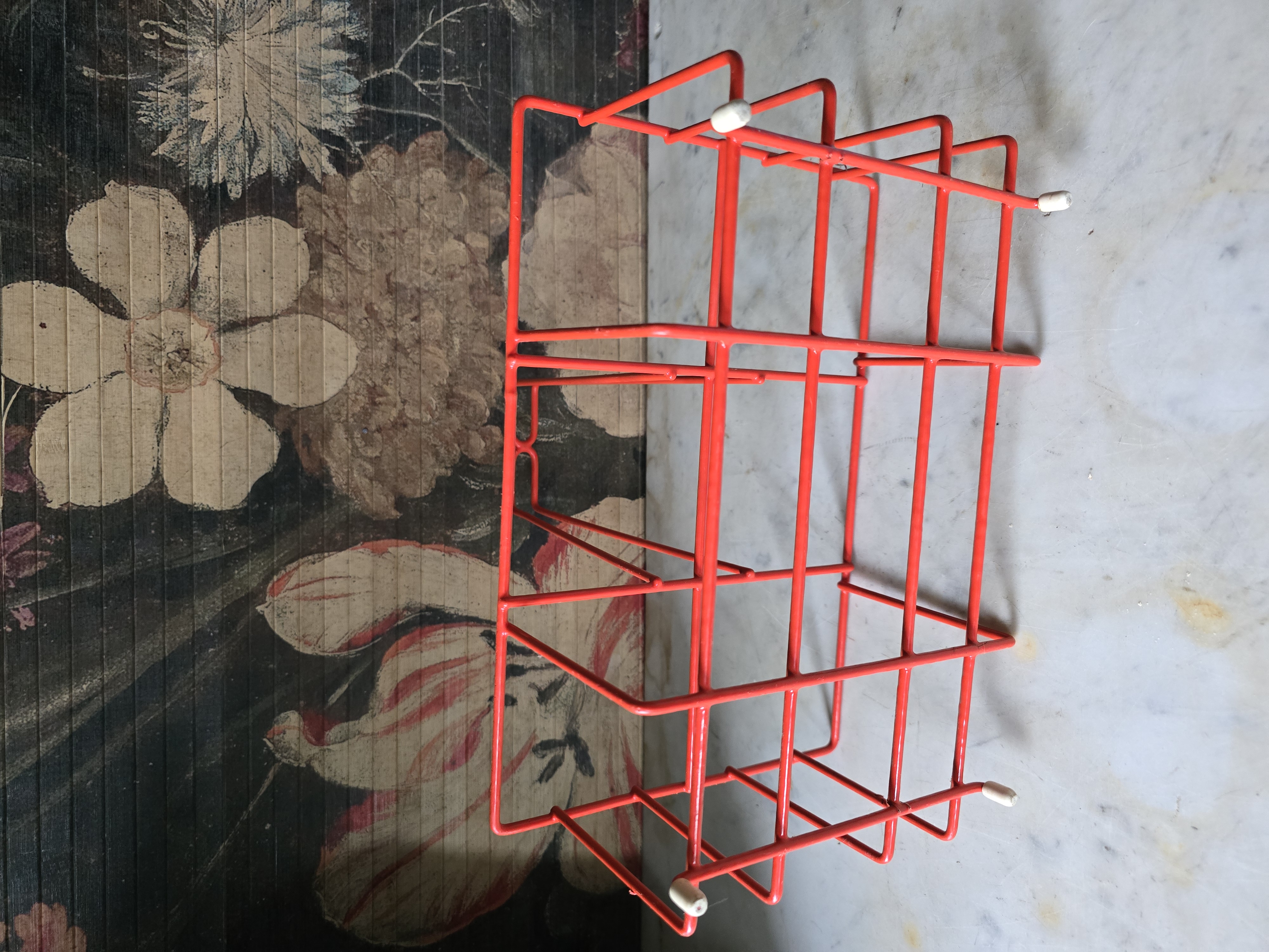 Vintage oranje metalen flessenrek