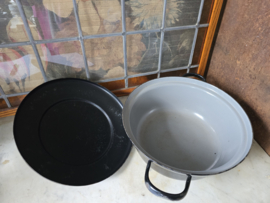 Zwart geëmailleerde gietijzeren braadpan