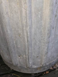 Oude zinken vuilnisemmer