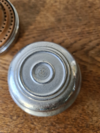 Antiek metalen houder met boortjes