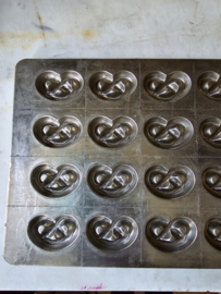 Oude metalen chocolademal krakelingen