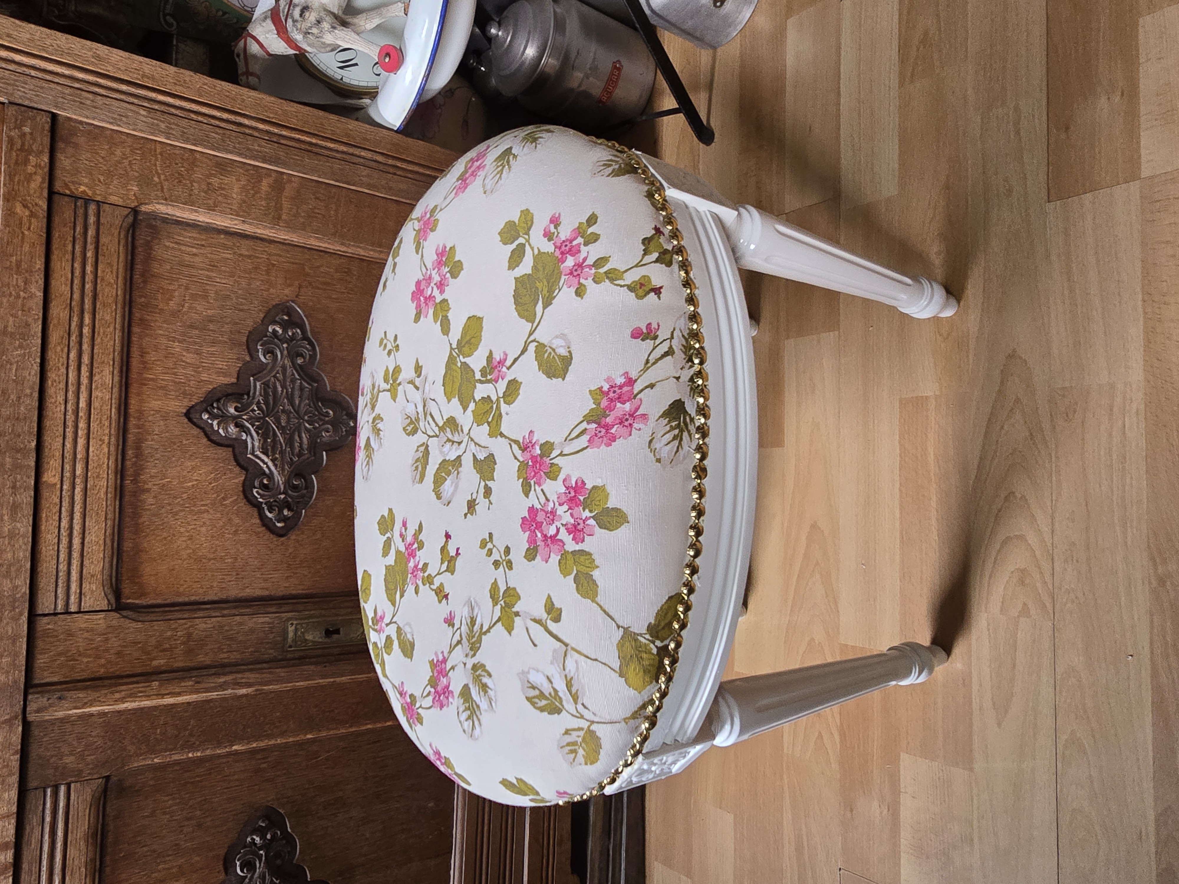 Wit brocante ovaal voetenbankje kersenbloesem