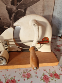Antiek wit geëmailleerde gietijzeren snijmachine