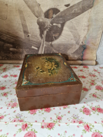 Antiek houten kist libelle