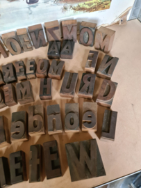 Lot oude houten stempel letters