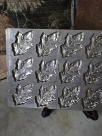 Oude chocolademal eikenblad