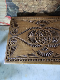 Oude bewerkte houten kist