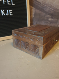 Oud bewerkt houten kistje met sleutel