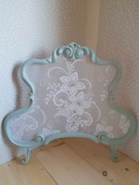 Oude houten brocante raamhor lelie