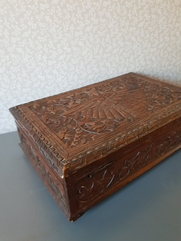 Bakkerij jacht Gezamenlijke selectie Antiek houten bewerkte kist schrijfkist pauw | verkocht! | balthazars  snuffelhoekje
