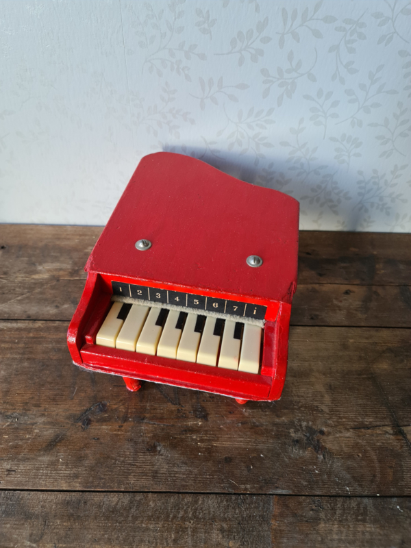 Boomgaard Sportman Volwassen Oude rode houten kinderpiano piano | verkocht! | balthazars snuffelhoekje