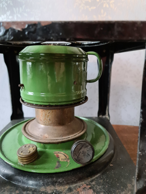 Oude groen emaille petroleum brander | verkocht! | balthazars snuffelhoekje