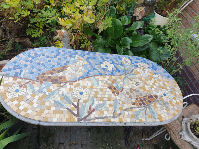helpen Beoefend samenwerken Tuintafel gietijzeren onderstel betonnen mozaiek blad | verkocht! |  balthazars snuffelhoekje