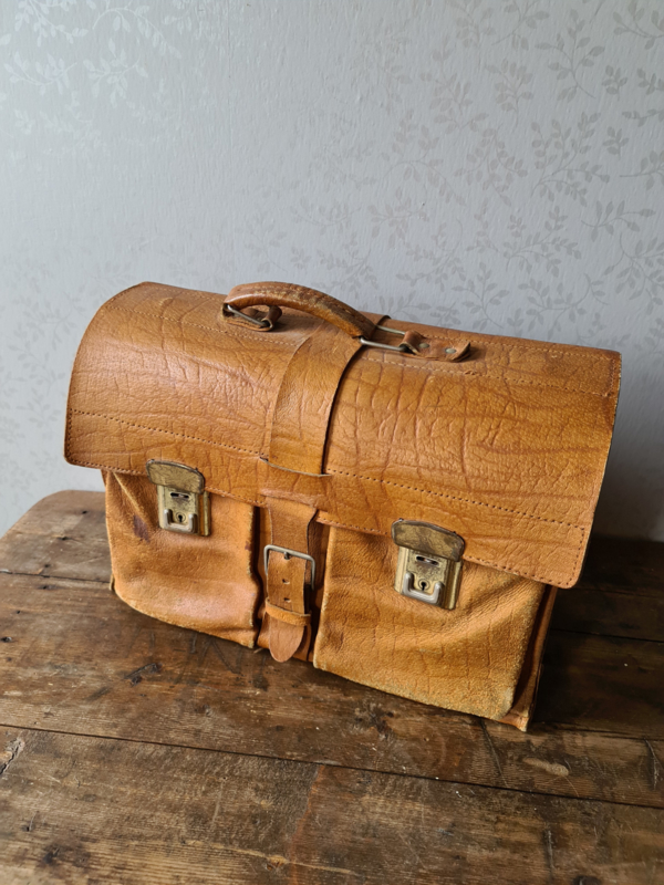 natuurlijk Foto scheerapparaat Oude bruin leren schooltas | verkocht! | balthazars snuffelhoekje