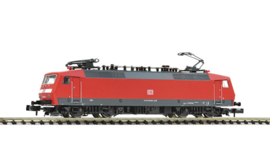 Elektrische locomotief 120502-0, DB AG. Tijdperk VI.  Locomotief met rode en grijze pantograaf! De locomotief heeft twee verschillende rijnummers - een aan de zijkant en de tweede aan de voorkant van de locomotief Drievoudige koplampen die veranderen met