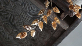 Dennenappel namaak tak 122 cm | goud