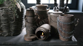Oude Nepalese pot met ketting | rechte hals