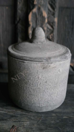 Aardewerk pot met deksel | old barn