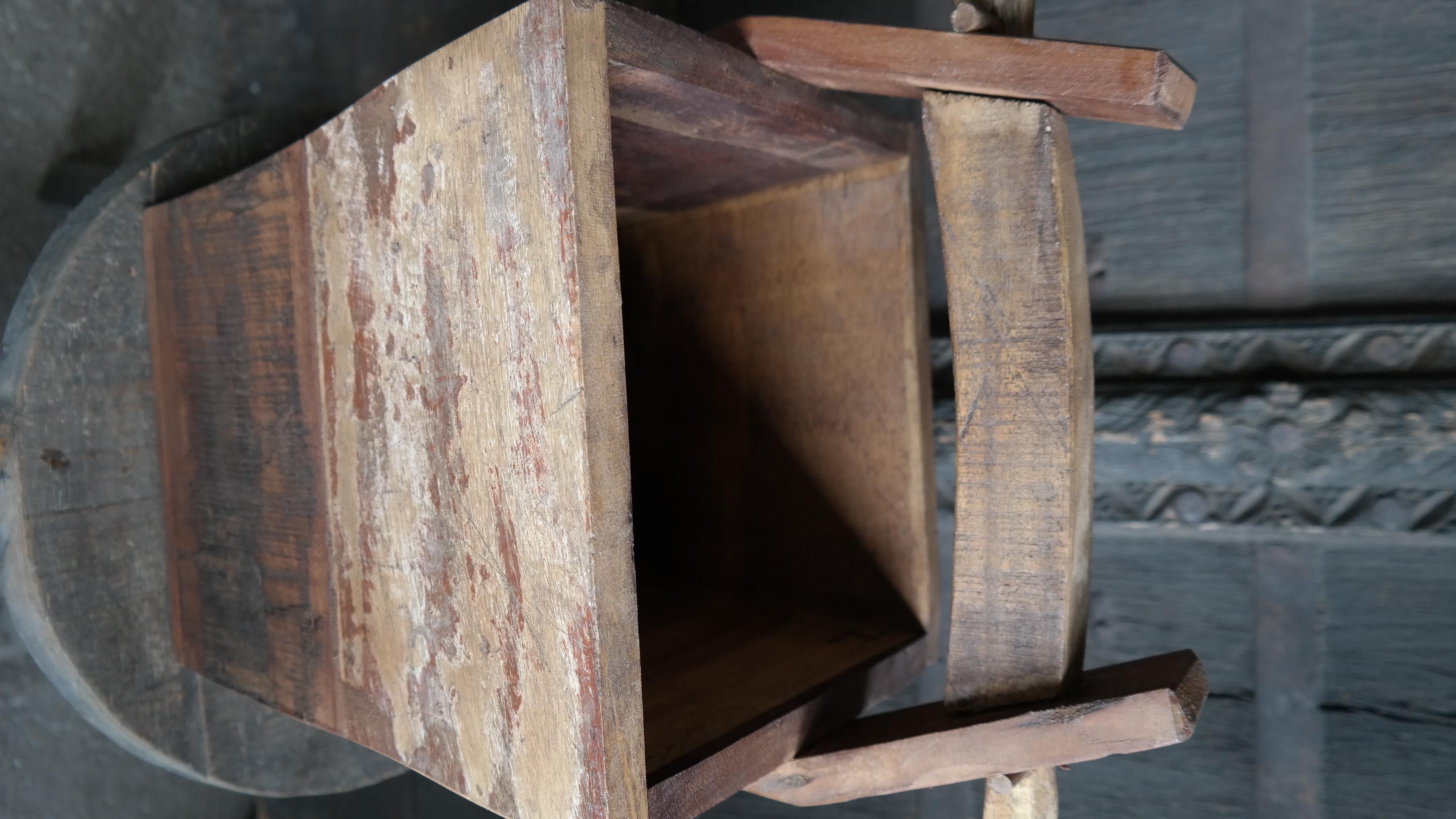 Houten bak met hengsel | bruin