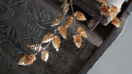 Dennenappel namaak tak 122 cm | goud